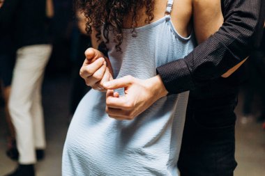 Kharkiv, Ukrayna 11.12.21 Dans pistinde dans eden insanlar