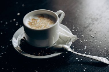 Kahve çekirdekleriyle dolu beyaz kahve standı.