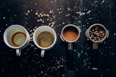 Kahve çekirdekleriyle dolu beyaz kahve standı.