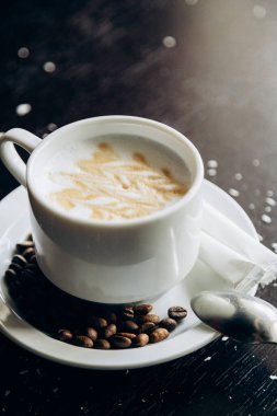 Kahve çekirdekleriyle dolu beyaz kahve standı.