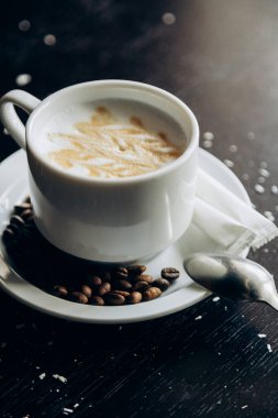 Kahve çekirdekleriyle dolu beyaz kahve standı.