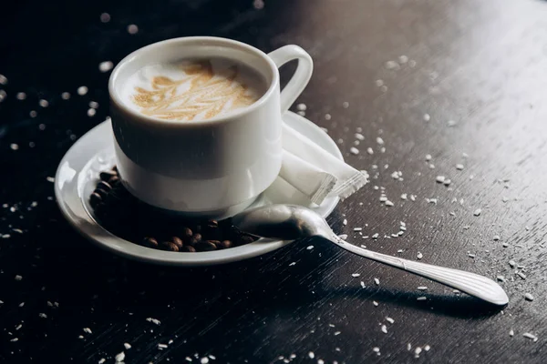 Kahve çekirdekleriyle dolu beyaz kahve standı.