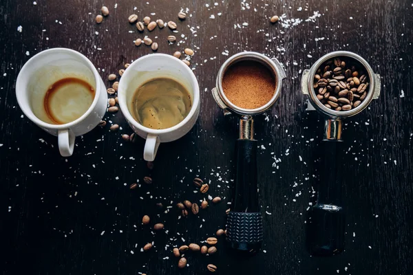 Kahve çekirdekleriyle dolu beyaz kahve standı.