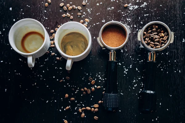 Kahve çekirdekleriyle dolu beyaz kahve standı.