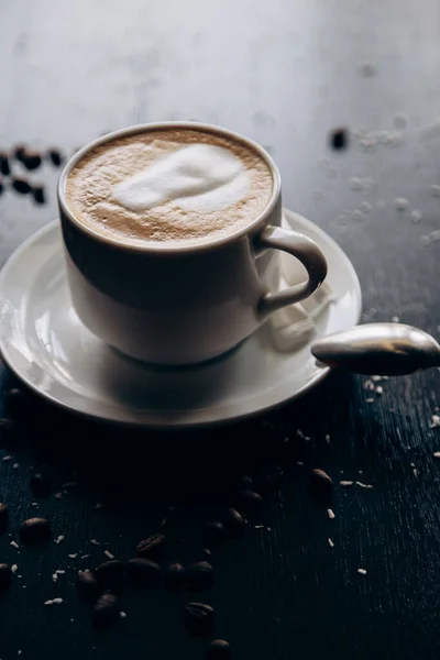 원두와 뜨겁고 맛있는 커피흰 — 스톡 사진