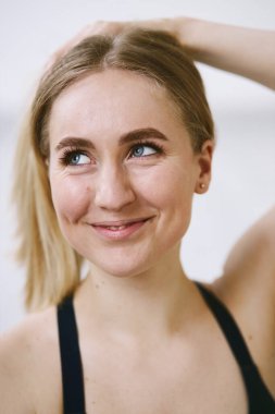 Atletik güzel kız karantinada yoga yapıyor ve esniyor.