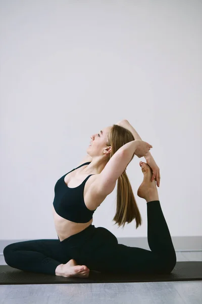 Athletic Beautiful Girl Doing Yoga Stretching Quarantine — Fotografia de Stock