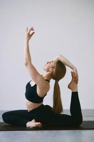 Athletic Beautiful Girl Doing Yoga Stretching Quarantine — Fotografia de Stock