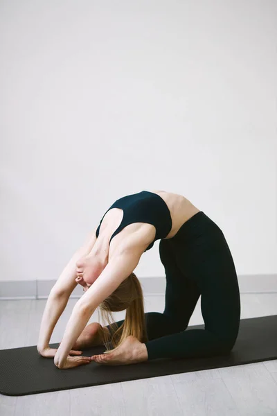 Atletik Güzel Kız Karantinada Yoga Yapıyor Esniyor — Stok fotoğraf