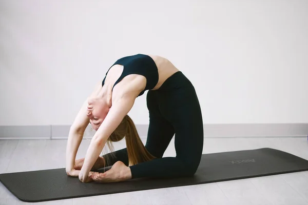 Athletic Beautiful Girl Doing Yoga Stretching Quarantine — Foto de Stock