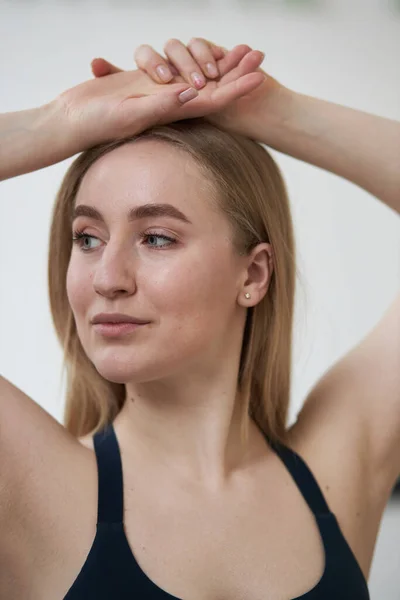 Atletisk Vacker Flicka Som Gör Yoga Och Sträcker Sig Karantän — Stockfoto