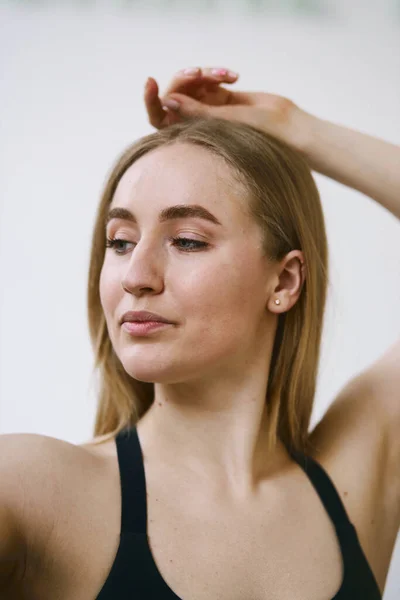 Athletisch Schönes Mädchen Macht Yoga Und Stretching Quarantäne — Stockfoto