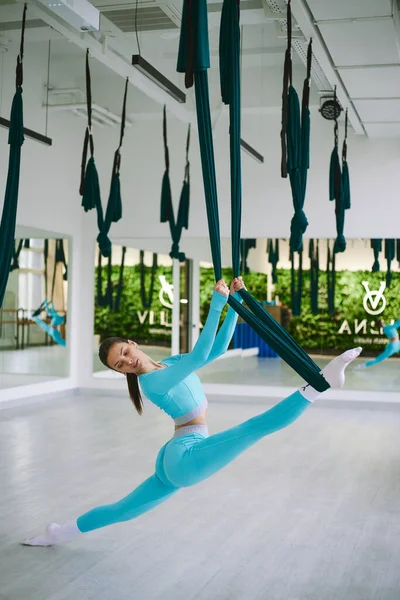 Atletisk Vacker Flicka Gör Flyga Yoga Och Stretching Karantän — Stockfoto