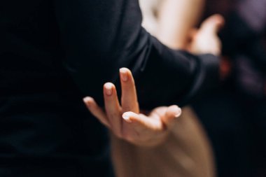 Kharkiv, Ukrayna 11.12.21 Dans pistinde dans eden insanlar