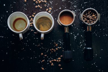 Kahve çekirdekleriyle dolu beyaz kahve standı.