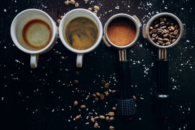 Kahve çekirdekleriyle dolu beyaz kahve standı.