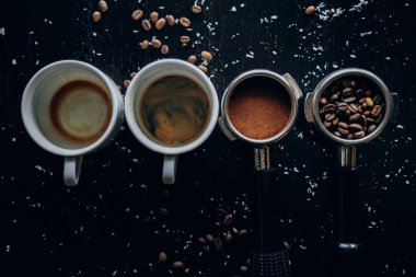 Kahve çekirdekleriyle dolu beyaz kahve standı.