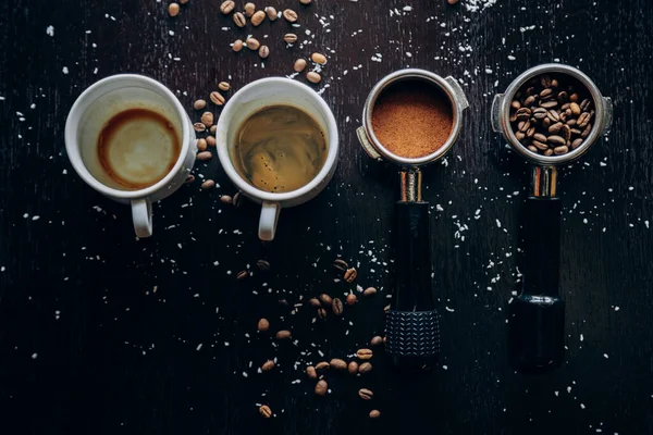 Witte Kop Hete Smakelijke Koffie Staat Tafel Met Koffiebonen — Stockfoto