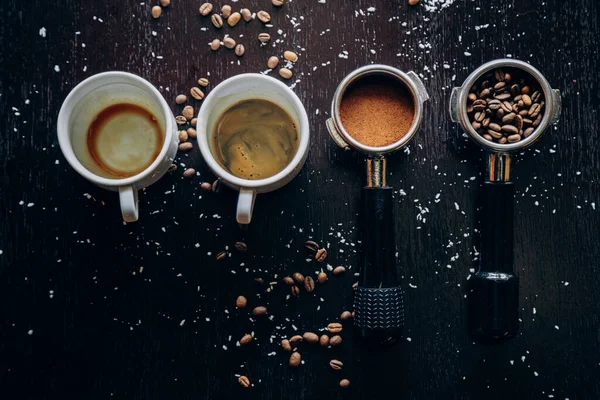 Taza Blanca Café Caliente Sabroso Está Mesa Con Granos Café — Foto de Stock