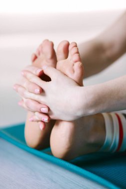 Atletik güzel kız karantinada yoga yapıyor ve esniyor.