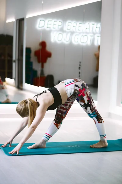 Atletisk Vacker Flicka Som Gör Yoga Och Sträcker Sig Karantän — Stockfoto