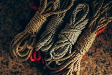 Shibari bağlamak için kahverengi kumaş ipler