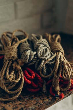 Shibari bağlamak için kahverengi kumaş ipler