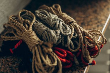 Shibari bağlamak için kahverengi kumaş ipler