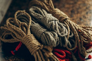 Shibari bağlamak için kahverengi kumaş ipler