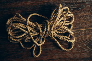 Shibari bağlamak için kahverengi kumaş ipler