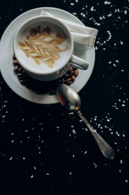 Kahve çekirdekleriyle dolu beyaz kahve standı.