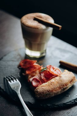 Kahve çekirdekleriyle dolu beyaz kahve standı.