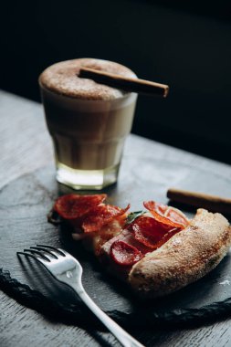 Kahve çekirdekleriyle dolu beyaz kahve standı.