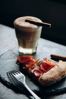 Kahve çekirdekleriyle dolu beyaz kahve standı.