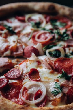 Portakallı taze deniz dikenli cam ve bir dilim pizza ve pizza.