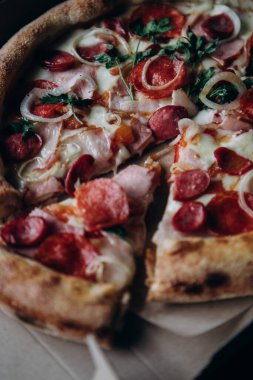 Portakallı taze deniz dikenli cam ve bir dilim pizza ve pizza.