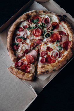 Portakallı taze deniz dikenli cam ve bir dilim pizza ve pizza.