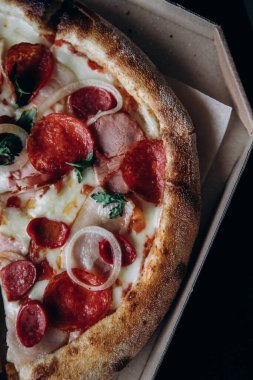 Portakallı taze deniz dikenli cam ve bir dilim pizza ve pizza.