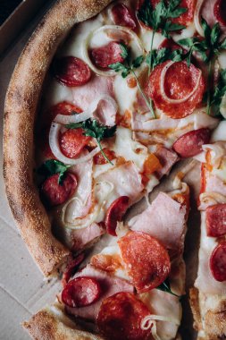 Portakallı taze deniz dikenli cam ve bir dilim pizza ve pizza.