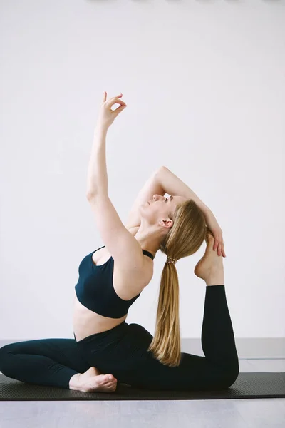 Atletisk Vacker Flicka Som Gör Yoga Och Sträcker Sig Karantän — Stockfoto