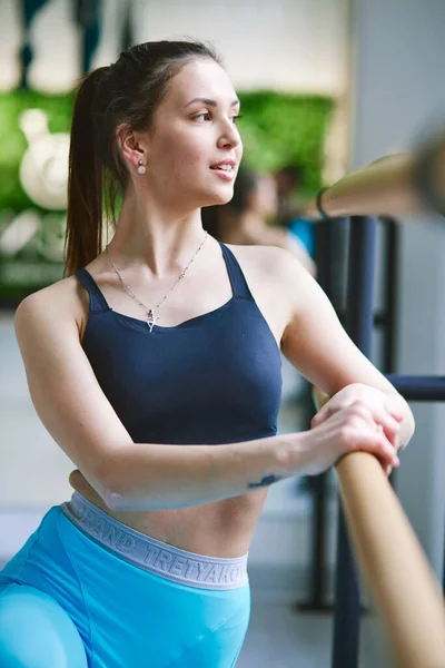 Atletisk Vacker Flicka Gör Flyga Yoga Och Stretching Karantän — Stockfoto