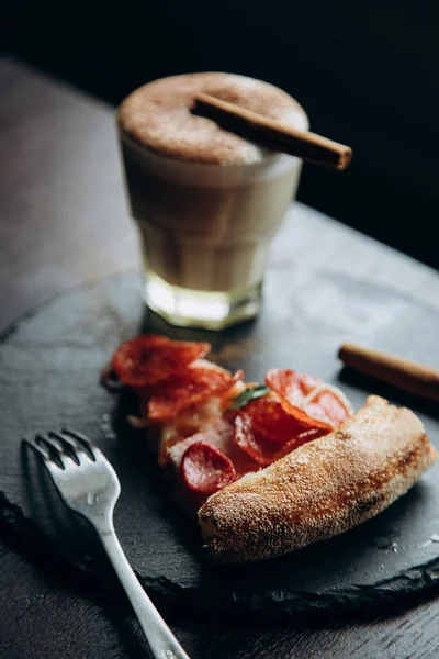 Kahve çekirdekleriyle dolu beyaz kahve standı.