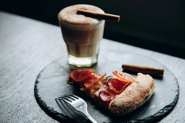 Kahve çekirdekleriyle dolu beyaz kahve standı.
