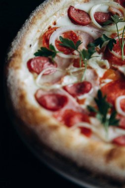 Portakallı taze deniz dikenli cam ve bir dilim pizza ve pizza.