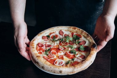 Portakallı taze deniz dikenli cam ve bir dilim pizza ve pizza.