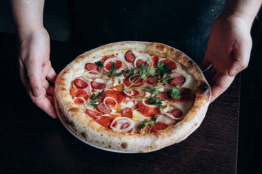 Portakallı taze deniz dikenli cam ve bir dilim pizza ve pizza.