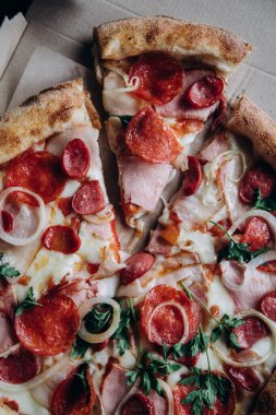 Portakallı taze deniz dikenli cam ve bir dilim pizza ve pizza.