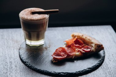 Kahve çekirdekleriyle dolu beyaz kahve standı.