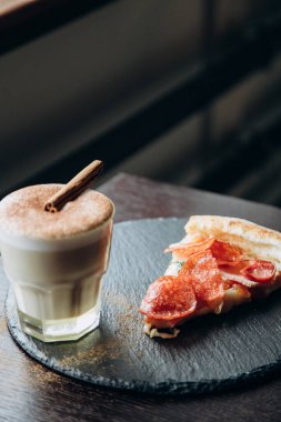 Kahve çekirdekleriyle dolu beyaz kahve standı.