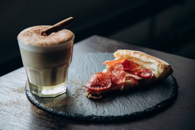 Kahve çekirdekleriyle dolu beyaz kahve standı.